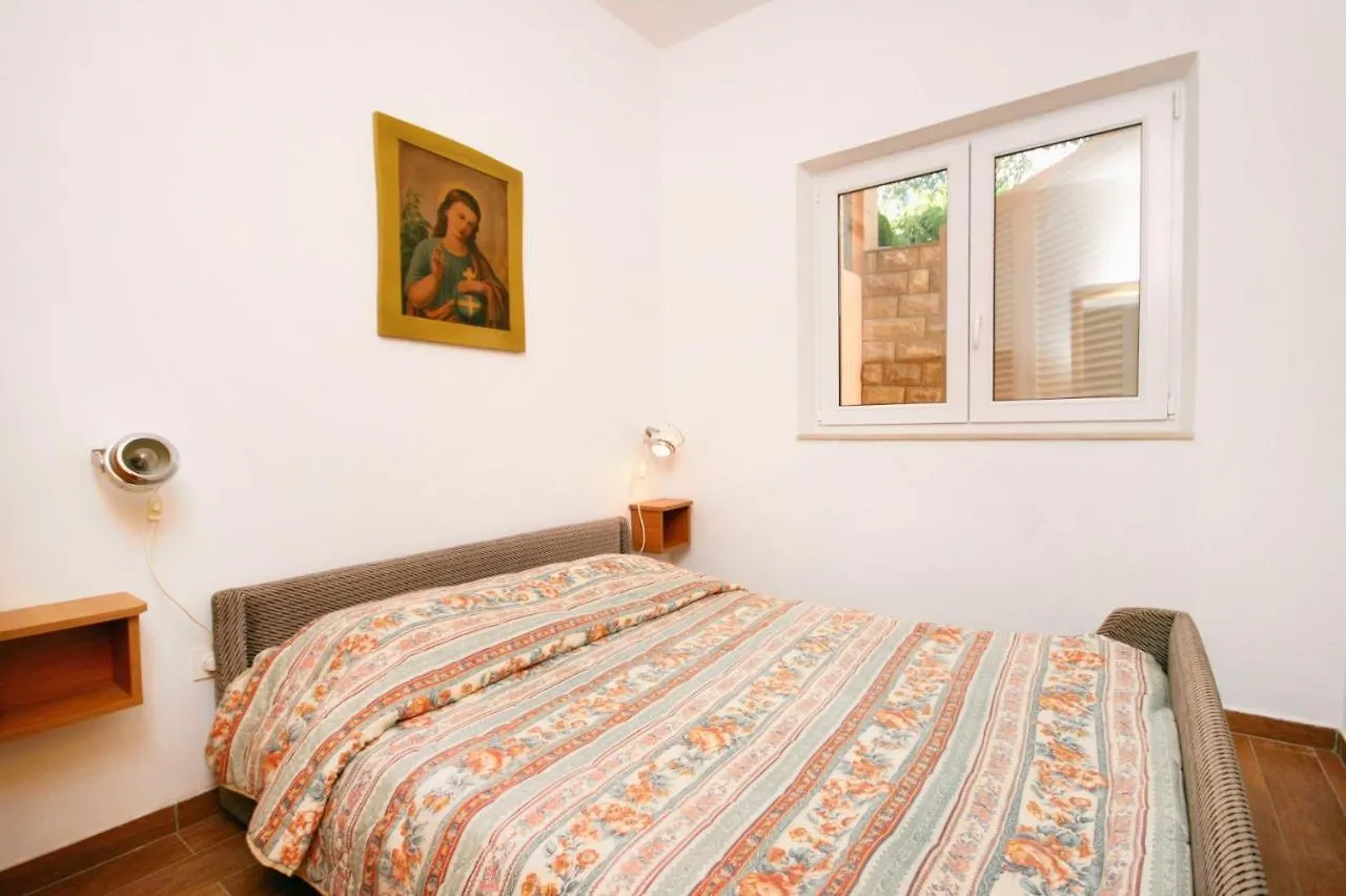 Apartment Njivice 5398H