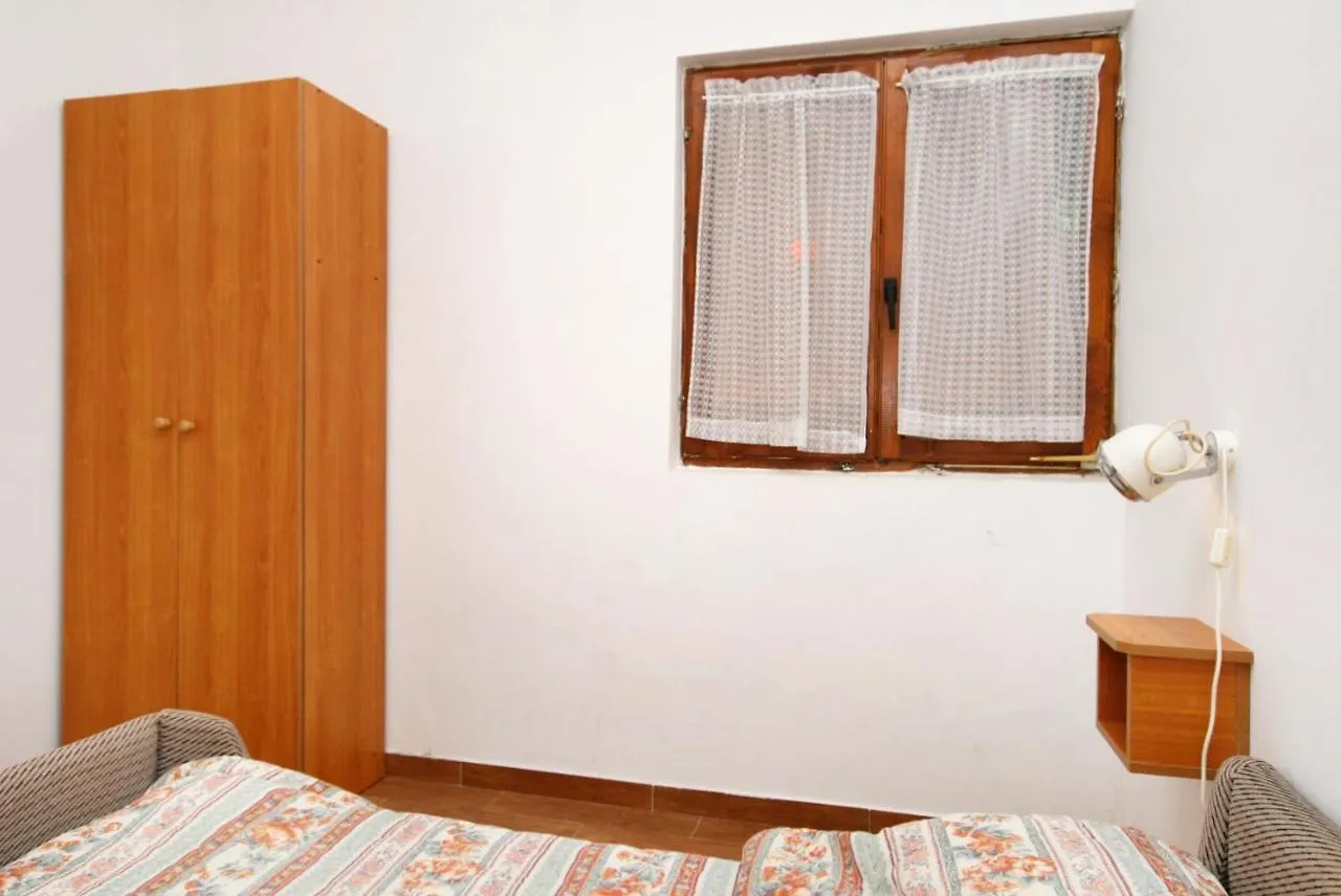 Apartment Njivice 5398H