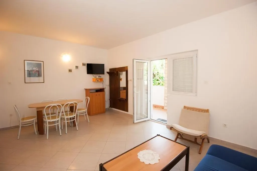 Apartment Njivice 5398H