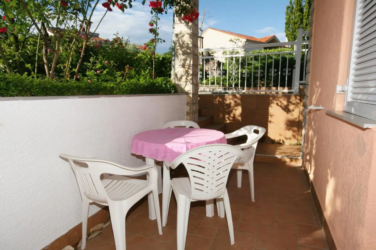 Apartment Njivice 5398H