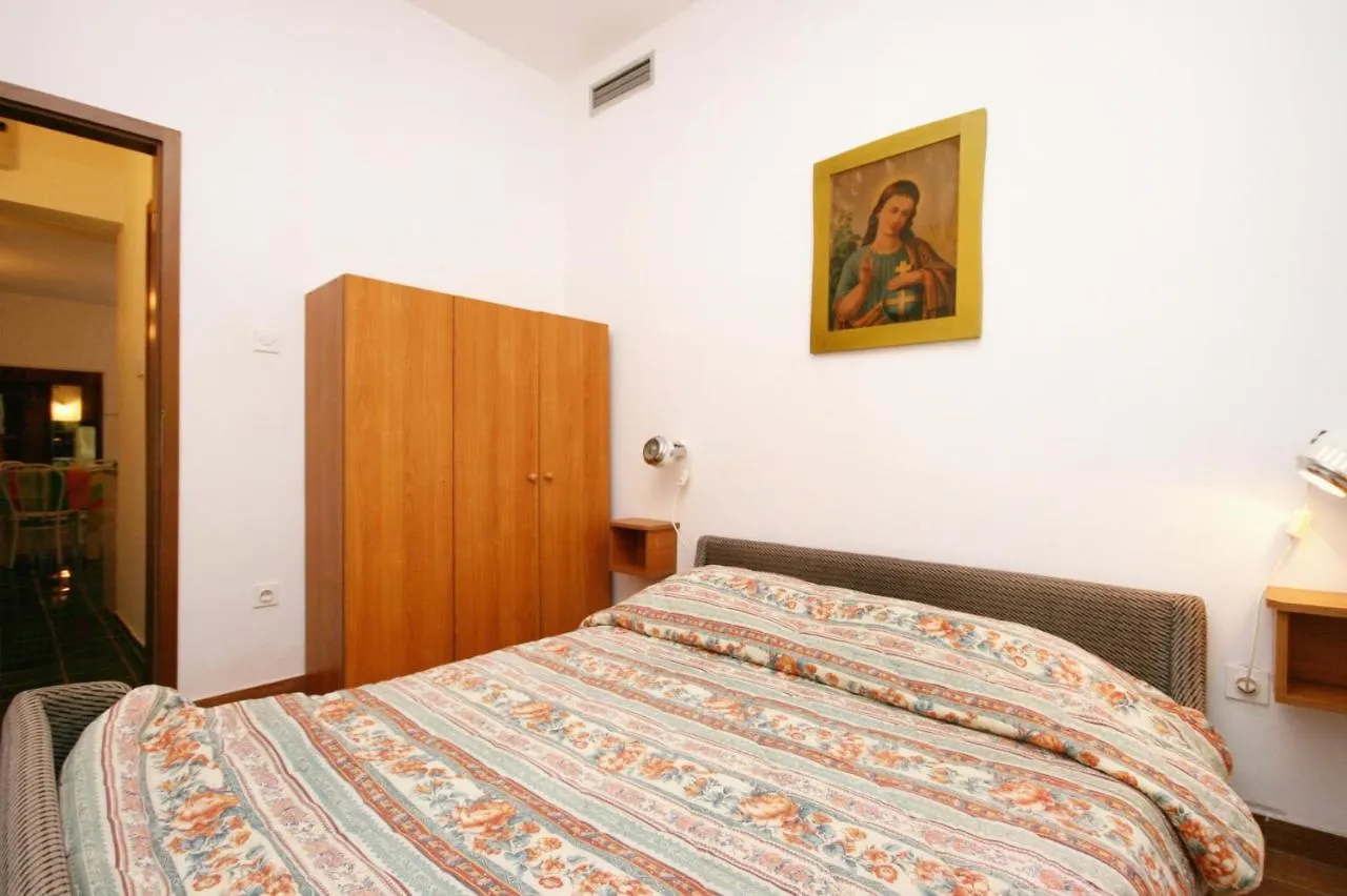 Apartment Njivice 5398H Croatia