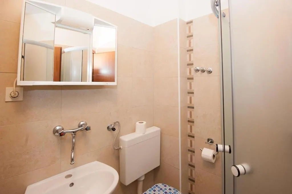Apartment Njivice 5398H