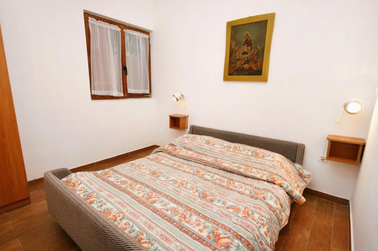 Apartment Njivice 5398H